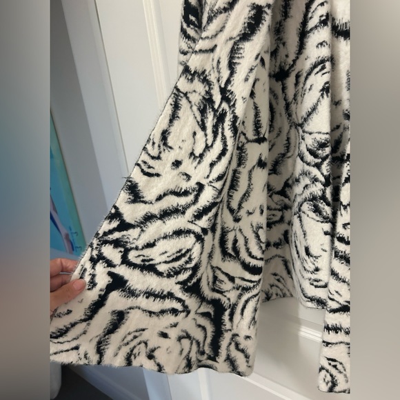 WHBM Black + White Rose Print Ruana Wrap - Picture 7 of 11